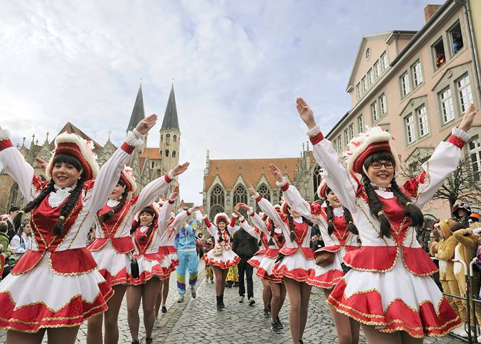 Todos se reúnen en la plaza principal de Braunschweig para dar inicio a los carnavales