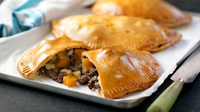 Cornish pasties are flour pasties stuffed with meat and vegetables typical of the region