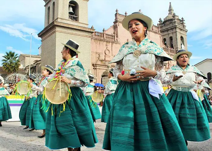 El Carnaval de Ayacucho es la mezcla perfecta entre tradiciones y fiestas, donde las comparsas visten colores vivos y bailan música tradicional