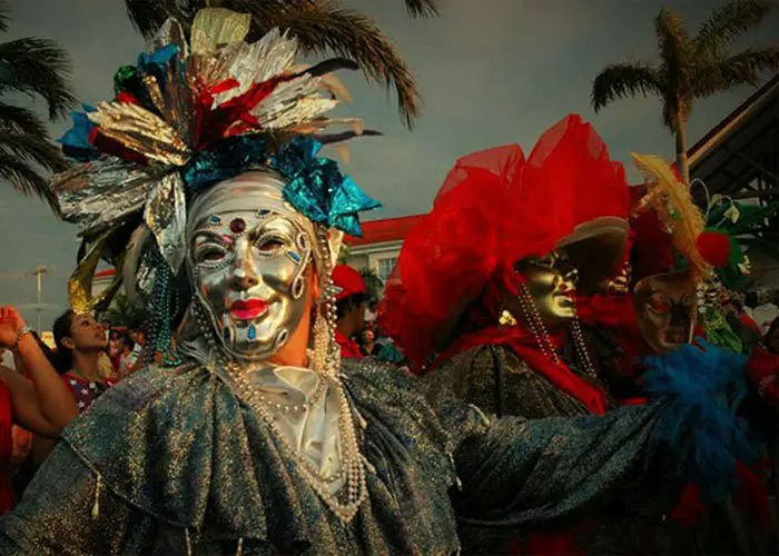 LA VIDA ES UN CARNAVAL  Carnival costumes, Carnival masks, Candy