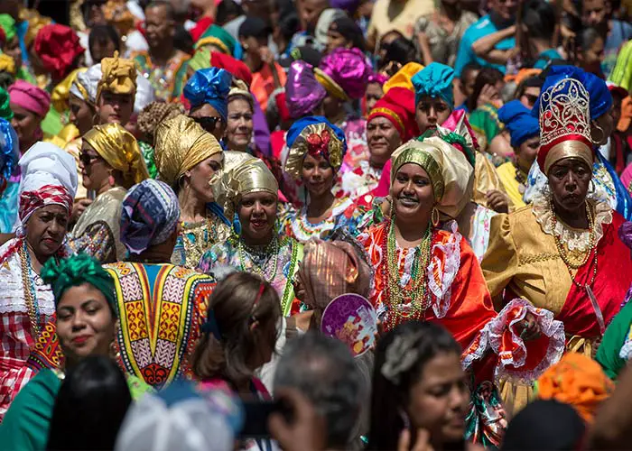 The Madamas are the icon par excellence of the Callao carnival. They wear colorful clothes, turbans and lead the parades of the town