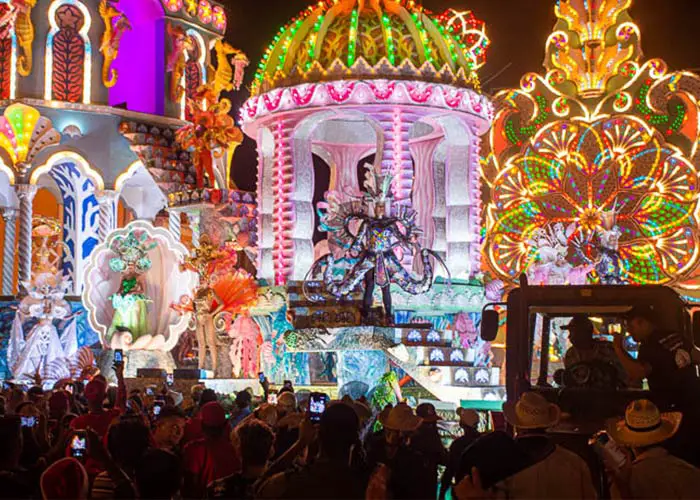 Las Parrandas de Remedios son celebraciones en donde se elaboran carrozas llenas de luces que iluminan las calles