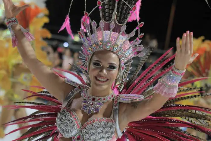 Las comparsas de los carnavales de Villa Ángela cuenta con una temática y cada traje se relaciona a esta