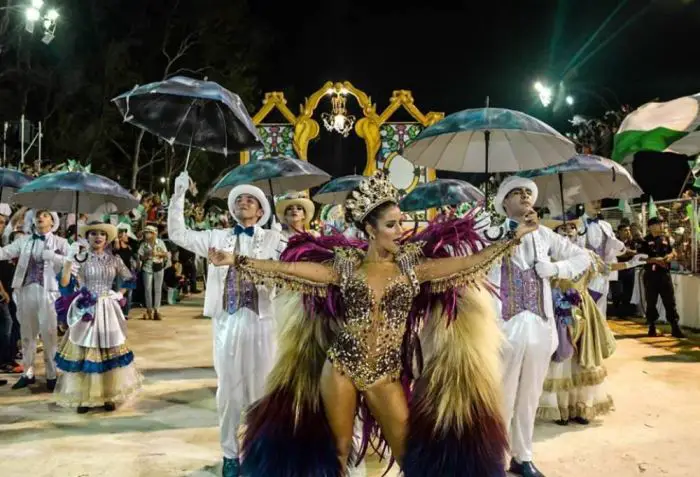 Las comparsas desfilan durante el Carnaval de Paso de los Libres para ser juzgador