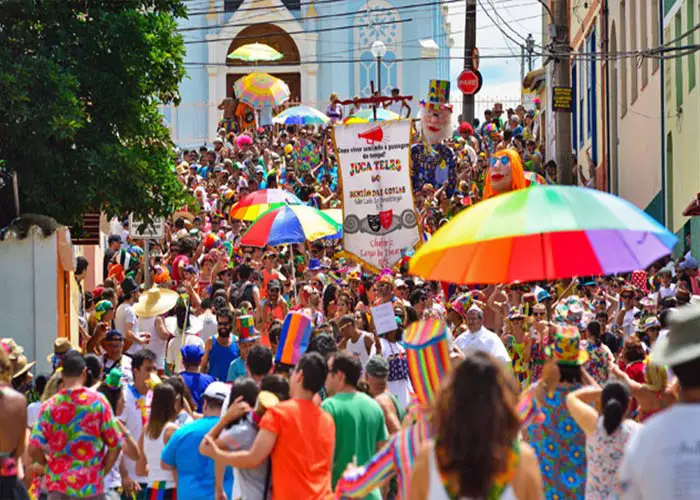 The São Luiz do Paraitinga carnivals revived after centuries of not being held and are here to stay. People go out to the streets to party with the blocos