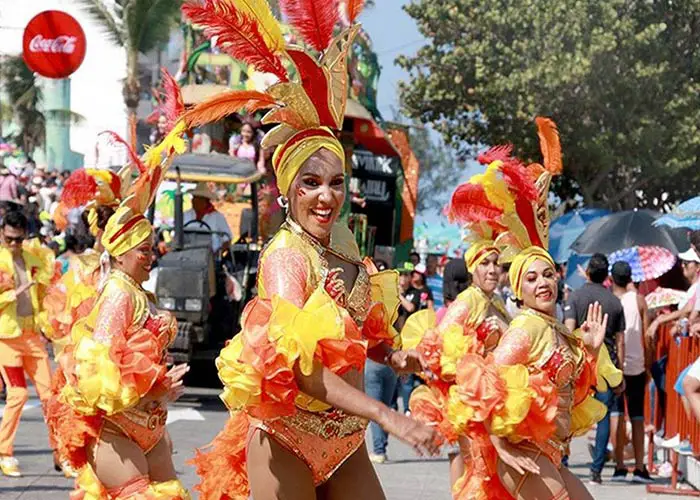 Los desfiles del carnaval de Veracruz están llenos de comparsas que realizan sus coreografías con trajes coloridos