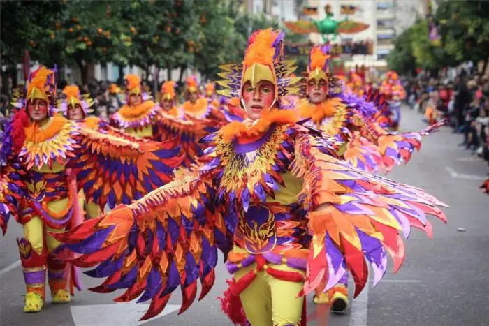 The parades are made up of the groups and comparsas that during the route perform choreographies