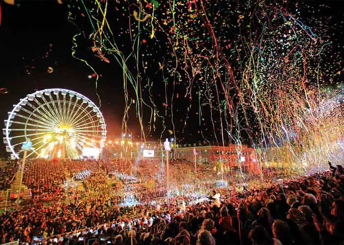 El Carnaval de Niza es un espectáculo visual tanto de día como de noche