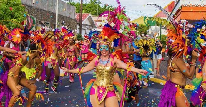 Las comparsas toman las calles durante el desfile del carnaval de San Martín