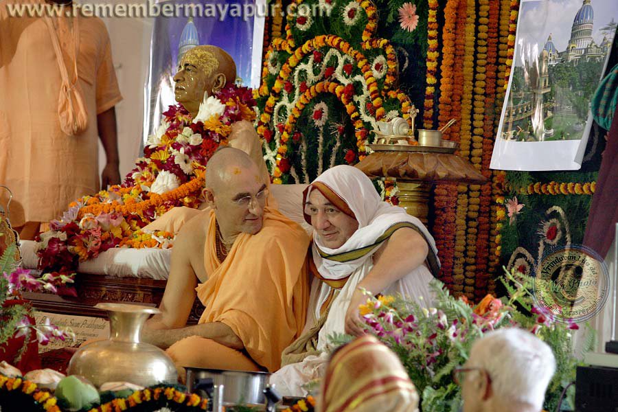 Śrīla Prabhupāda's Vyāsa-pūjā in Śrī Māyāpura, with Padmalocana Prabhu, before 2010. Photo courtesy of RememberMayapur.com