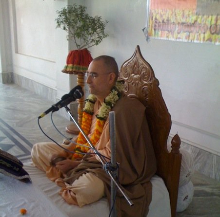 HH Bhaktividyā Pūrṇa Svāmī lectures in Śrī Māyāpura, circa 2015