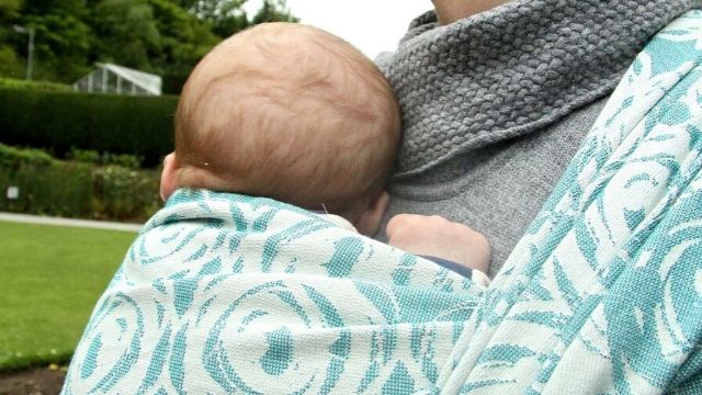 Het dragen van je baby geeft hem zelfvertrouwen