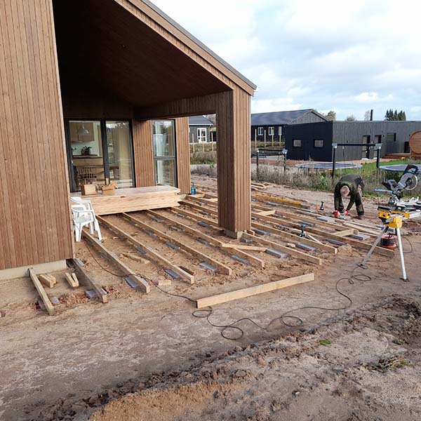 90 m2 træterrasse i lufttørret egetræ.