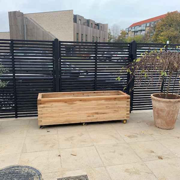 herregårds plantekasse byggesæt i naturtørret egetræ på terasse med hjul