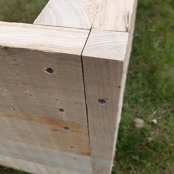 høker højbed byggesæt i lnaturørret egetræ hjørne konstruktion