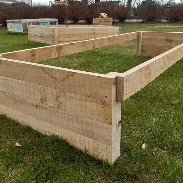 høker højbed byggesæt i naturtørret egetræ i gang med at blive bygget