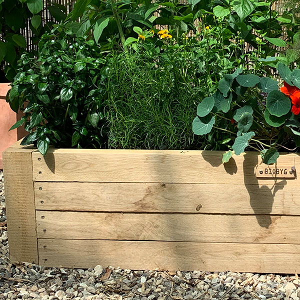 husmands højbed byggesæt i naturtørret egetræ smuk med BIOBYG skilt