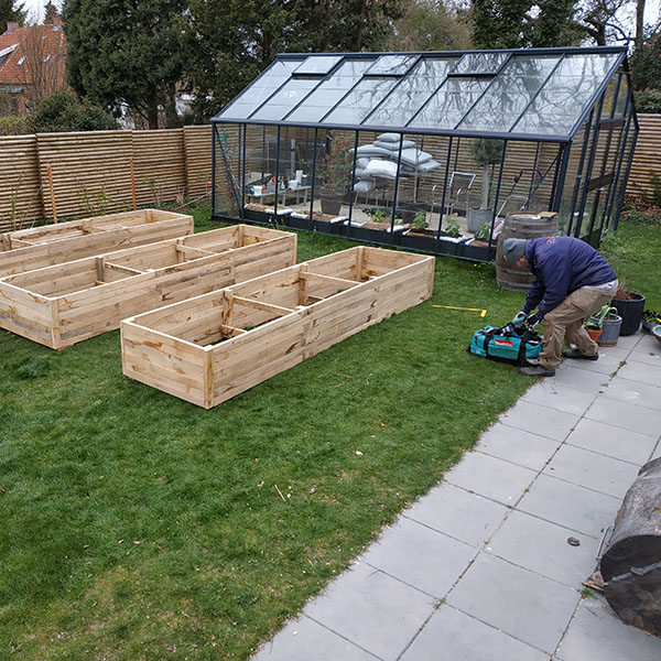 husmands højbed byggesæt i naturtørret egetræ i haven