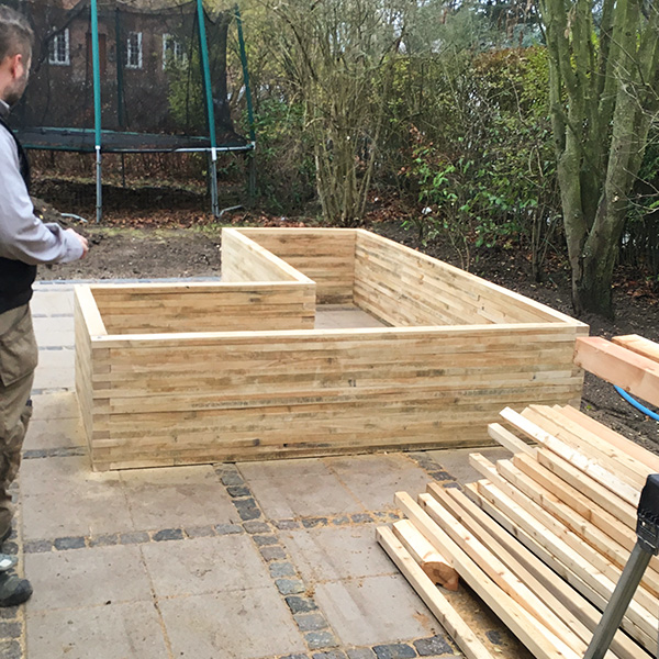 l formet herregårds højbed byggesæt i naturtørret egetræ på terasse fliser