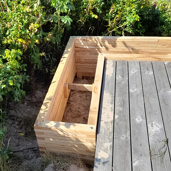 l formet herregårds højbed byggesæt i naturtørret egetræ bygget omkring træterasse