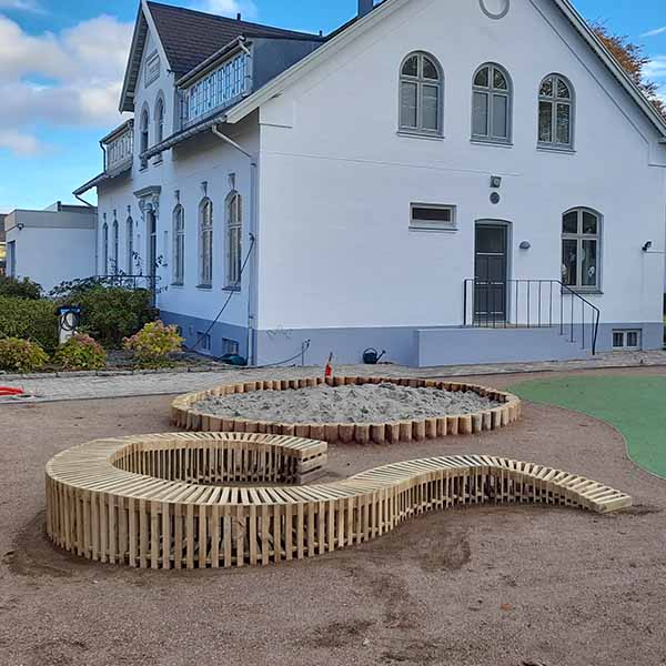 Lamelbænk bygget efter arkitekturtegning. Opsat ved pensionat i Lyngby.