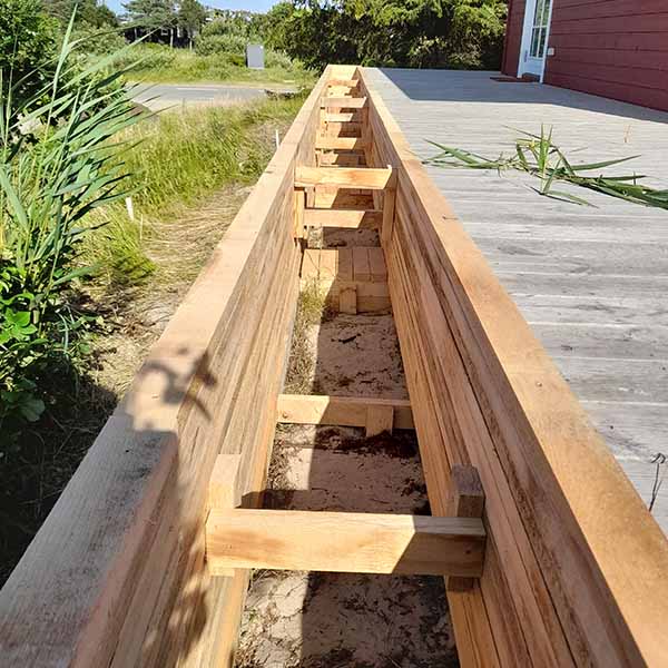 Plantekasse rundt om terrasse ved sommerhus