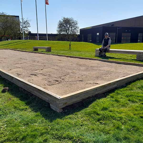 Petanquebane 4x15 meter anlagt ved virksomhedsdomicil i trekantsområdet.