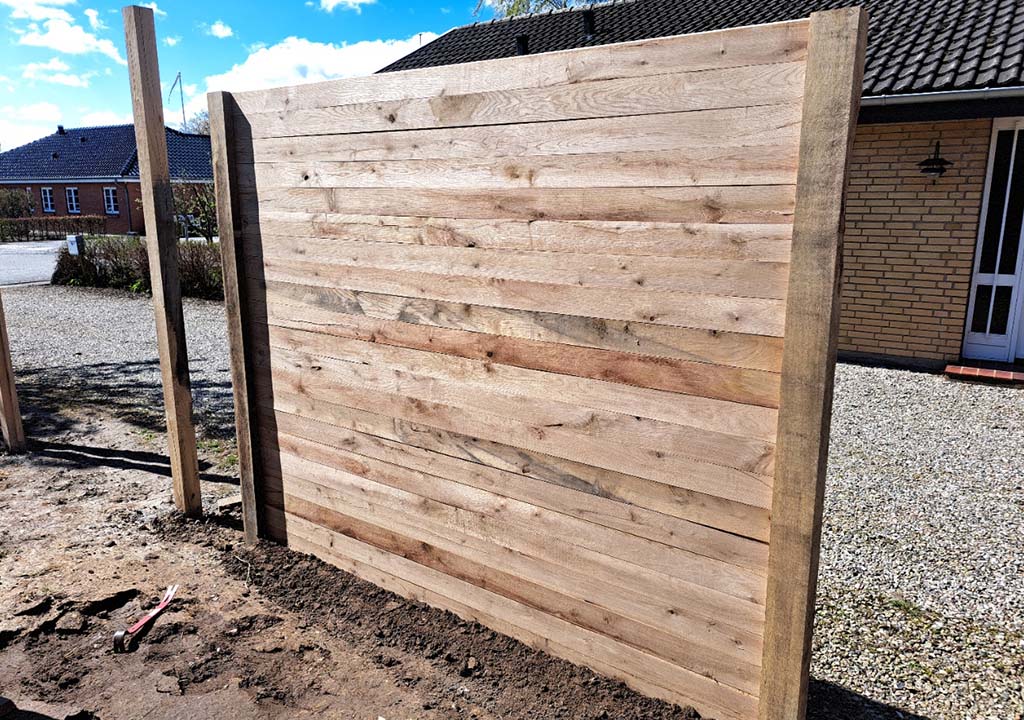 byggevejledning - hegn eghjort -1 fag skråt fra siden, alle bræt lagt i u-stolpe - 1024x720