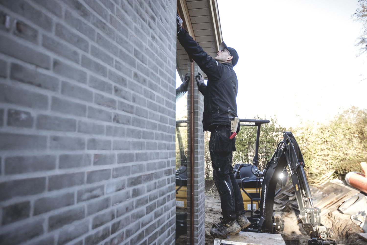 Murer 10 Murer sætter stort vindue i nyt hus
