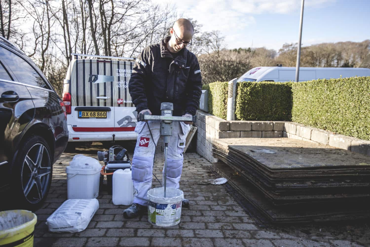 Murer 14 Murer blander cement i en indkørsel