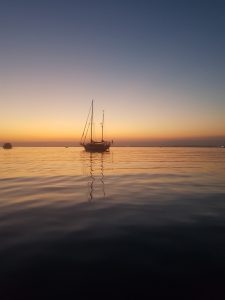 Black Pearl of Sweden i solnedgången utanför Culatra, Portugal