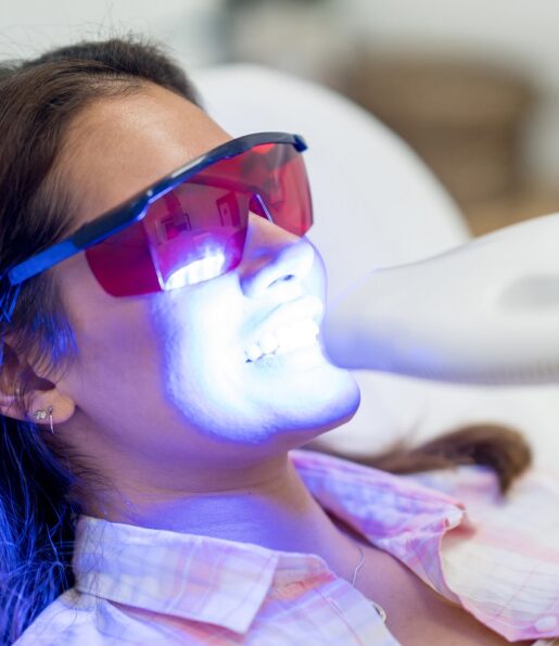 Bleach Center België vrouw krijgt gebit gebleekt