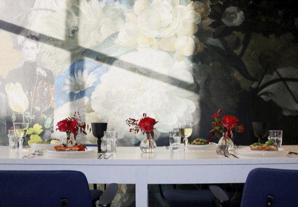 Bloemen op tafel in een restaurant