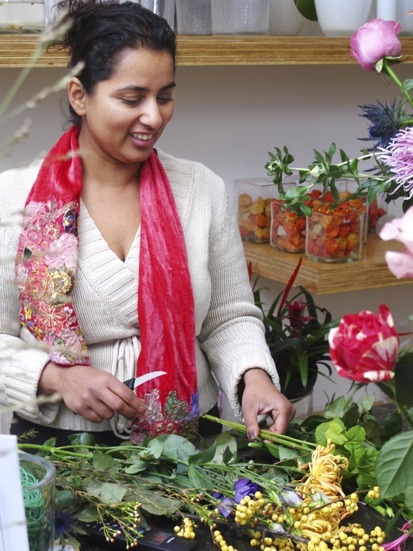 Anchela is bezig met bloemen