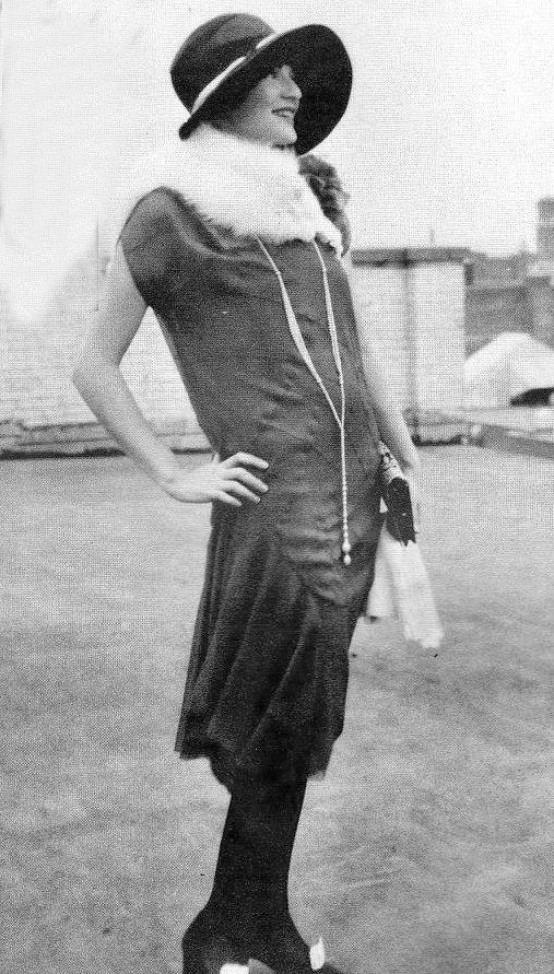 Frau im Flapperkleid – Symbol für die neue Frau der 1920er Jahre