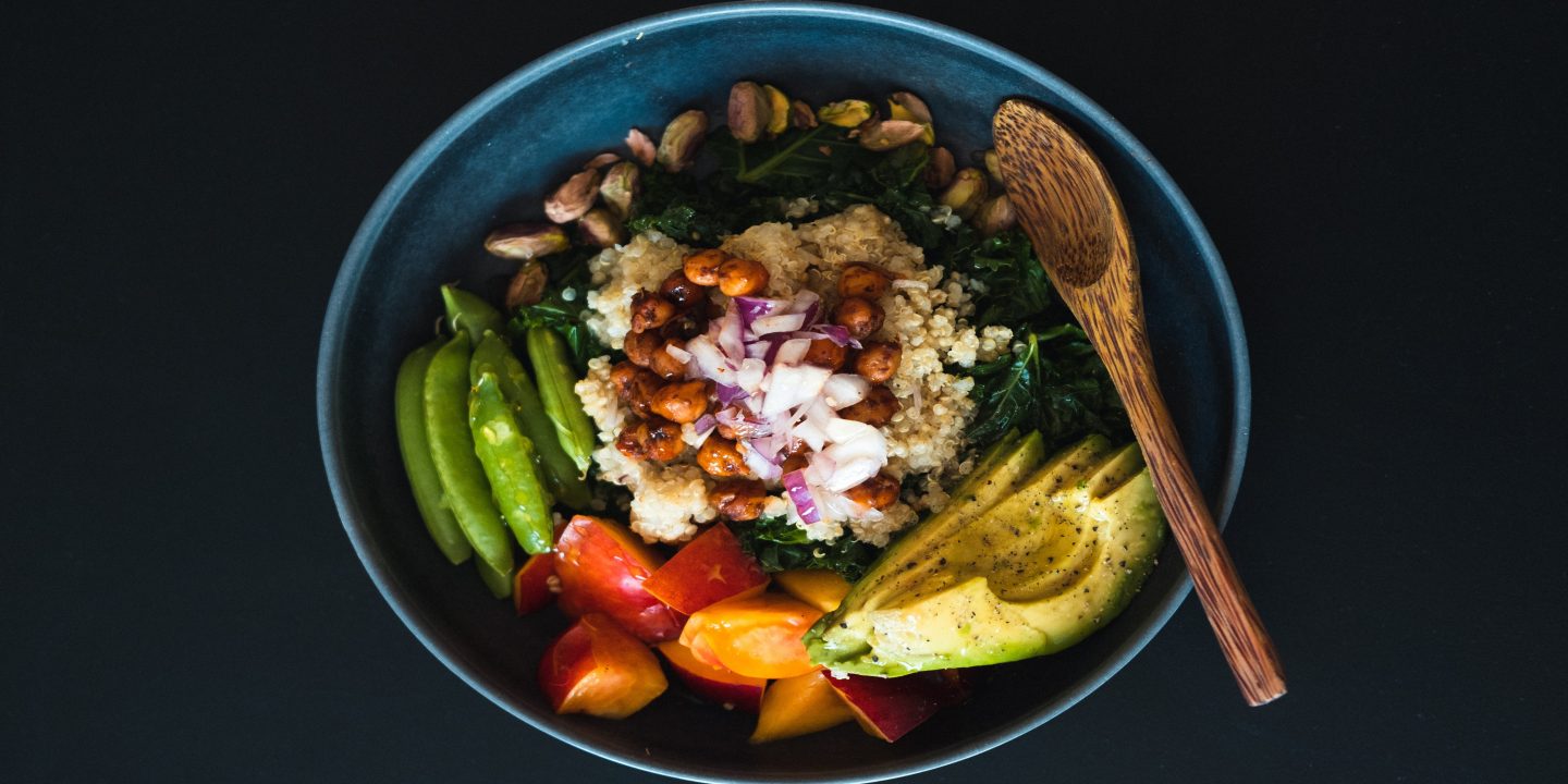 Bunte Salatbowl mit Mangold und Avocado