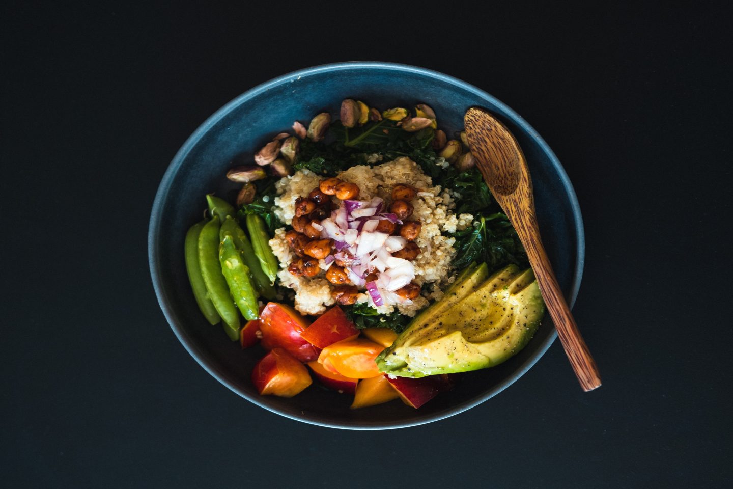 Bunte Salatbowl mit Mangold und Avocado