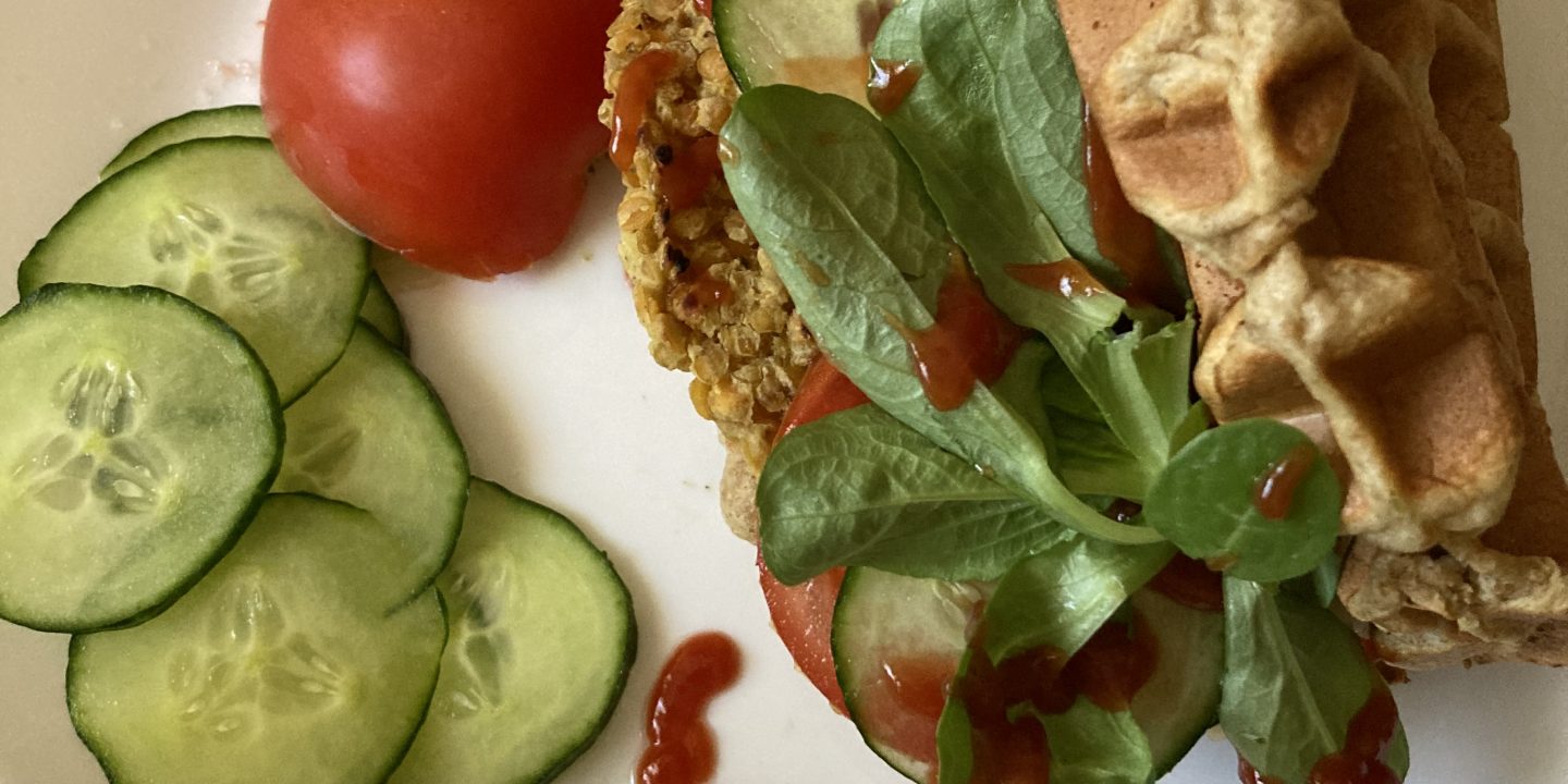 Waffelburger mit Linsenbratling sehr eiweißhaltig