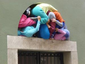 Drück nicht so...Die Bildserie entstand bei einem Rundgang durch die Altstadt von Regensburg mit „Bodies in urban Spaces“