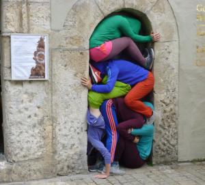ganz schön engDie Bildserie entstand bei einem Rundgang durch die Altstadt von Regensburg mit „Bodies in urban Spaces“