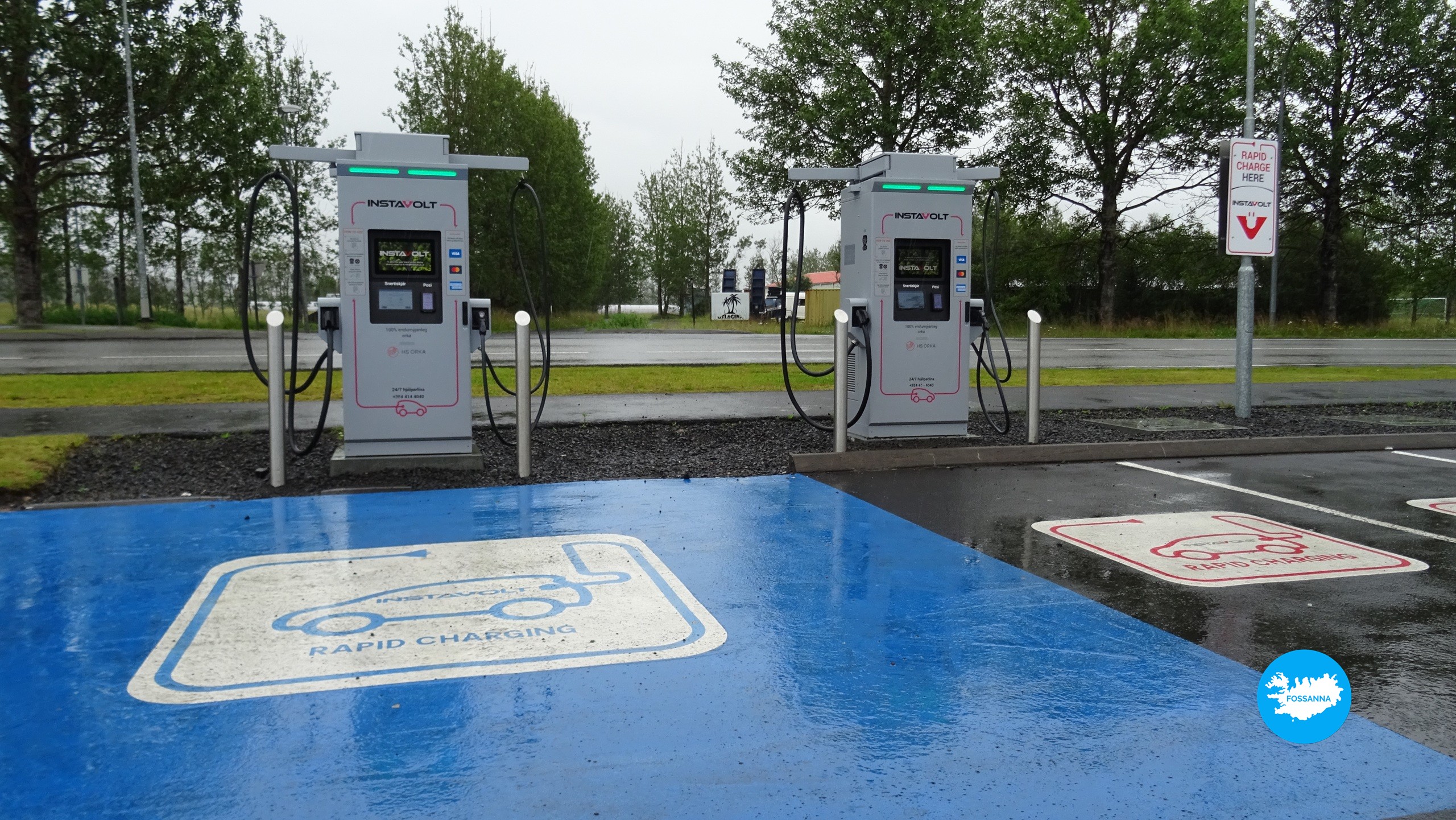 Elektrisch laadpunt in IJsland, met laadpaal en voorzieningen zichtbaar. Foto door Annelies Barentsen.