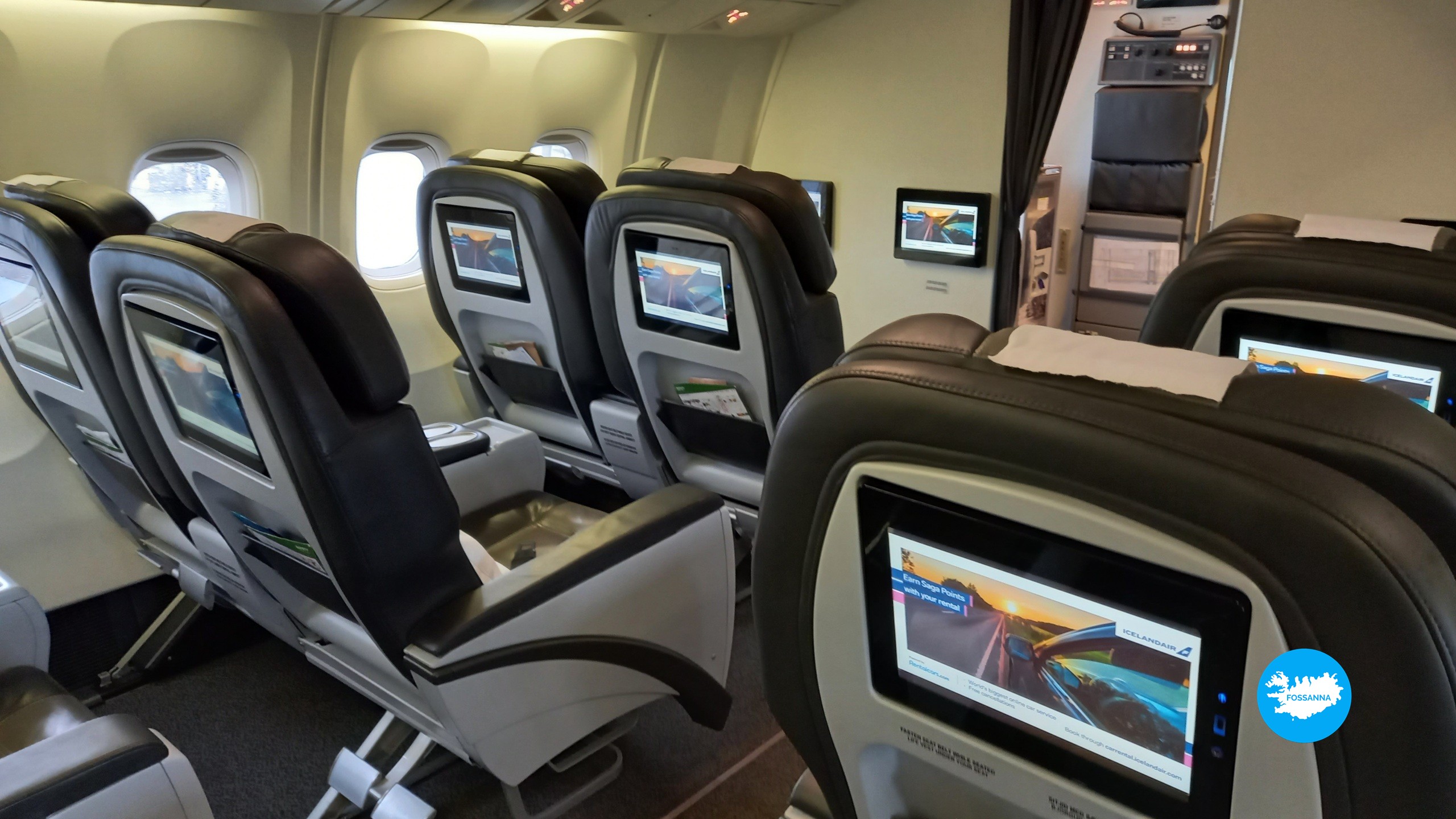 Stoelen in de business class Saga Premium van een Icelandair vliegtuig, met extra beenruimte en comfortabele zitplaatsen. Foto door Annelies Barentsen.