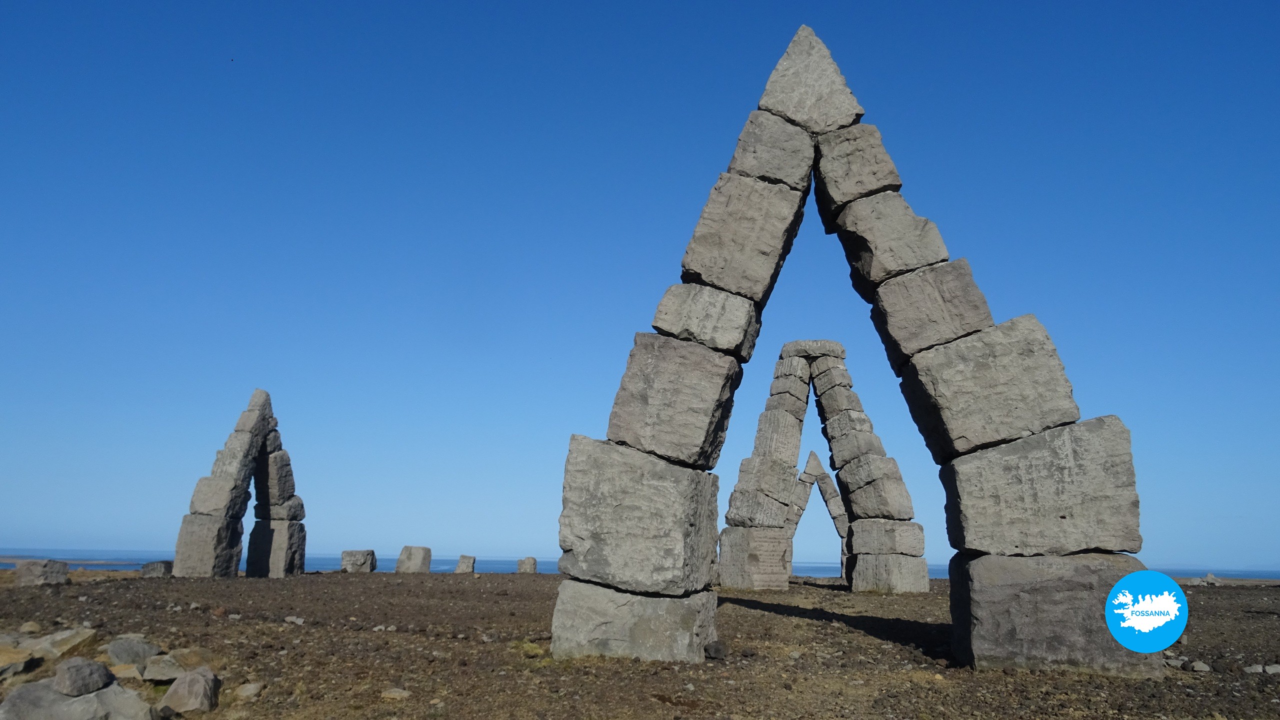 Arctic Henge in Raufarhöfn in Noord-IJsland, met stenen monumenten in een open landschap. Foto door Annelies Barentsen.