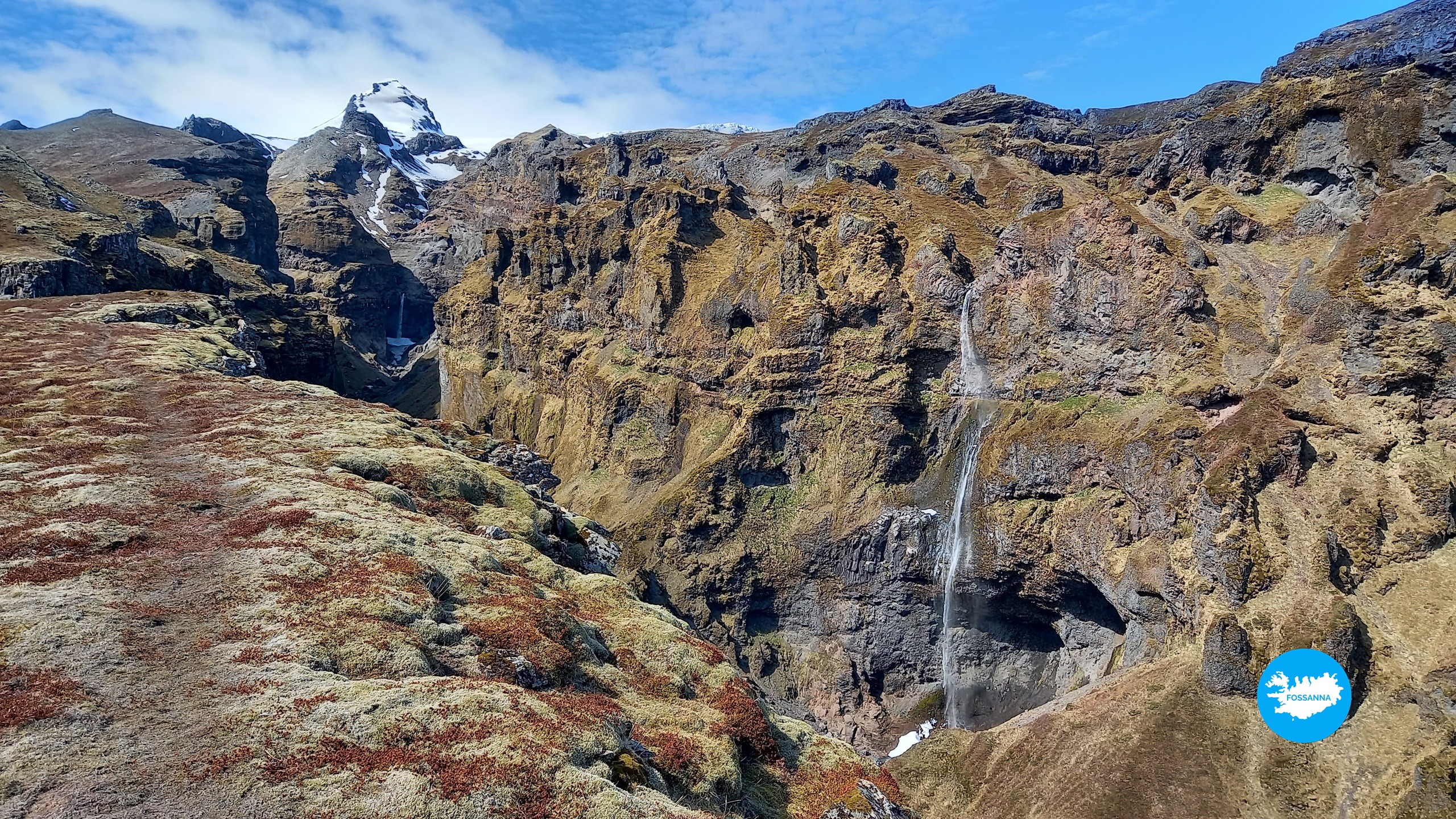 Het uitzichtpunt bij Múlagljúfur kijkt uit over een diepe canyon met watervallen in Zuid-IJsland. Foto door Annelies Barentsen.