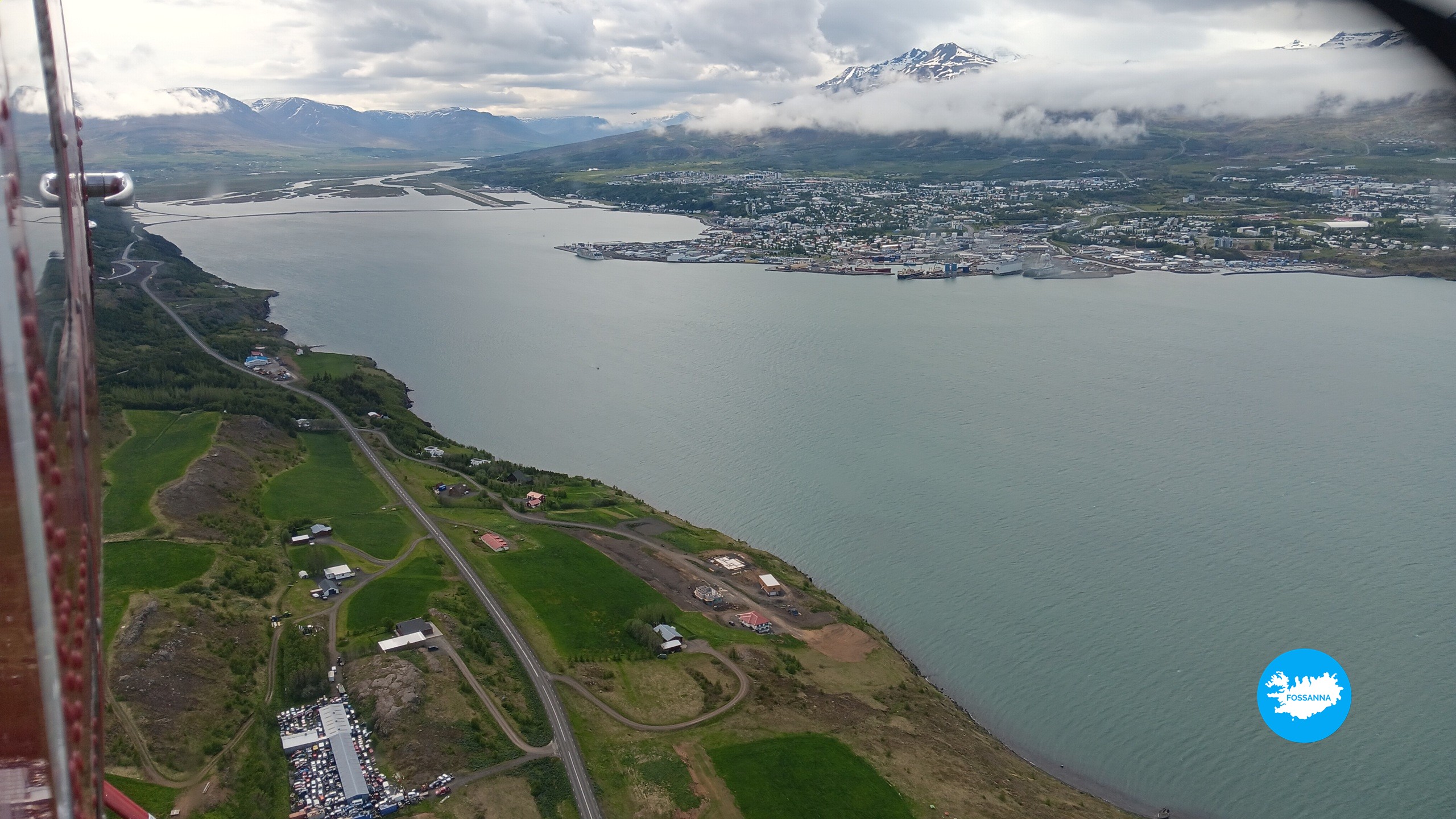 Het bovenaanzicht over Akureyri toont de stad aan de Eyjafjörður-fjord in Noord-IJsland. Foto door Annelies Barentsen.