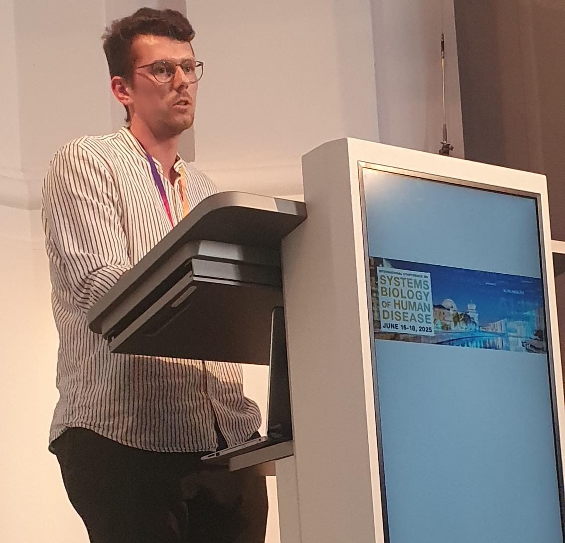 Henrik Podéus giving a presentation