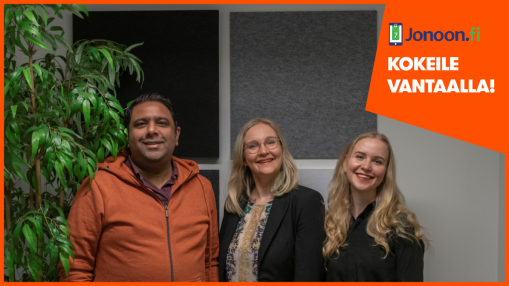 Kuvassa ovat Aseem Shakuntal, Aava Ruokolainen ja Victoria Mefodyeva ison vihreän kasvin vieressä. He hymyilevät. Kuvassa lukee Kokeile Vantaalla ja siinä on Jonoon.fi-logo.