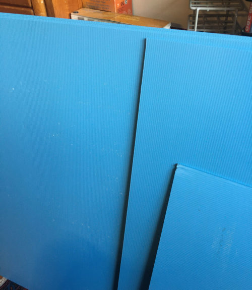 blå plastplader med kanaler