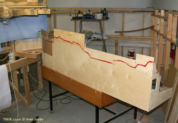 Baksiden av seksjonen rett nord for Undredal er pÃ¥fÃ¸rt hvordan den skal sages ut for Ã¥ fÃ¥ den Ã¸nskede konturen pÃ¥ landskapet. Her er det planlagt i minste detalj (se side MJ-blad) med modell av modellen ogsÃ¥.