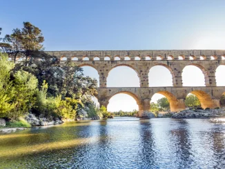 Pont du Gard aquaduct over rivier in Zuid-Frankrijk